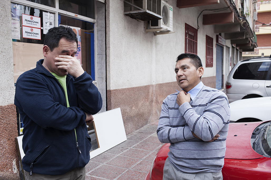 Gonzalo (derecha), ecuatoriano, lleva 12 años en Murcia, donde compró una casa en la que vive con sus tres hijos y su nieto. Está pendiente del desahucio y piensa en volver a su país.