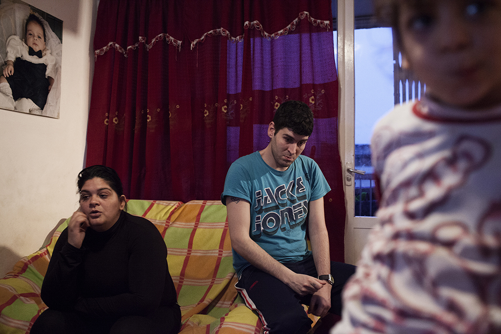 Luisa y José Antonio, en paro y sin ingresos, en el piso donde viven con sus cinco hijos. Viven de las asociaciones de caridad y de la ayuda que les presta su familia. Murcia. 2012.