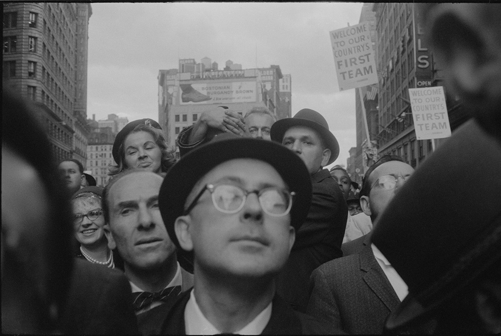 Mitin de campaña de Richard Nixon, Nueva York, 1960. © The Estate of Garry Winogrand, cortesía Fraenkel Gallery, San Francisco.