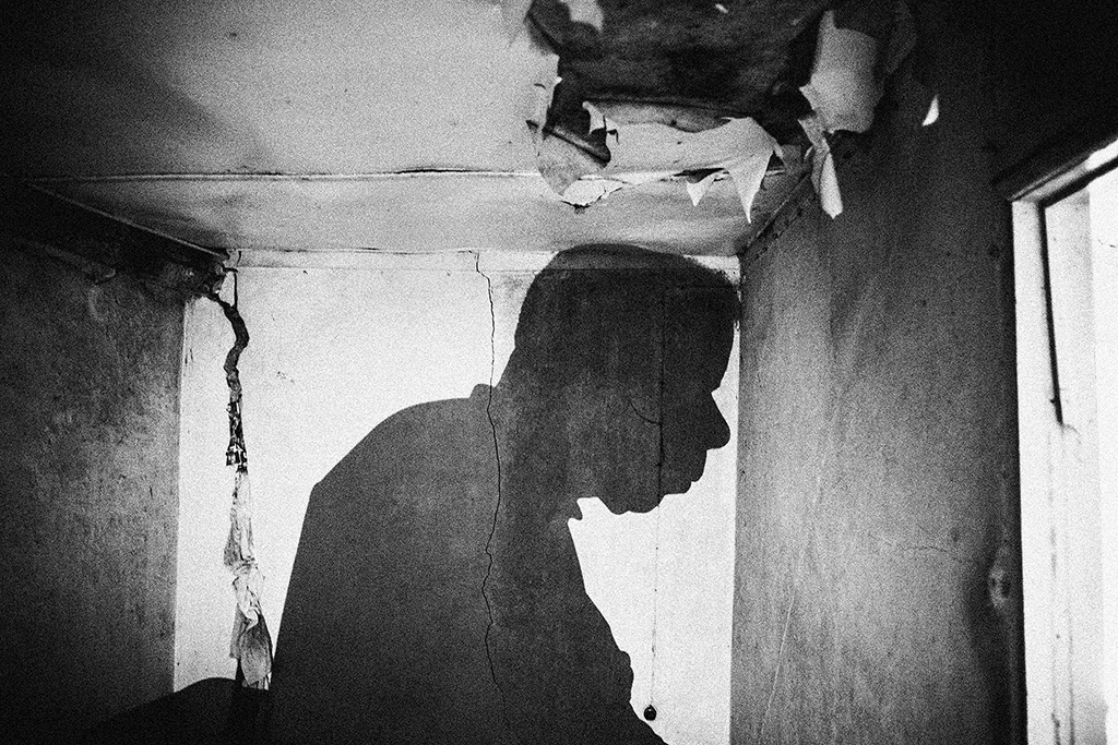 `Roof ' es el retrato de los 'sin techo' en Lisboa. Como J. Gomes, 63, que vive dentro de una vieja mansión abandonada. Sobrevive con el auxilio de sus vecinos. Para acceder a la casa tiene que entrar por una ventana, trepando por una escalera de madera.