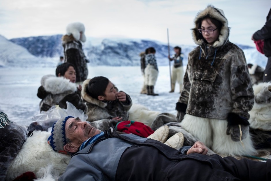 Entre las consecuencias del cambio climático están los cambios en la vida de los cazadores y pescadores de los pueblos remotos del norte de Groenlandia.