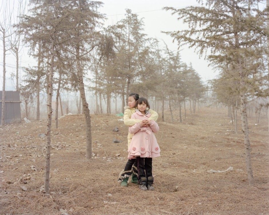 Jiehao Su ha revisitado los lugares de su infancia y adolescencia indagando en las fronteras entre la realidad y lo imaginario, el presente y la memoria,  el desapego y el sentido de pertenencia.