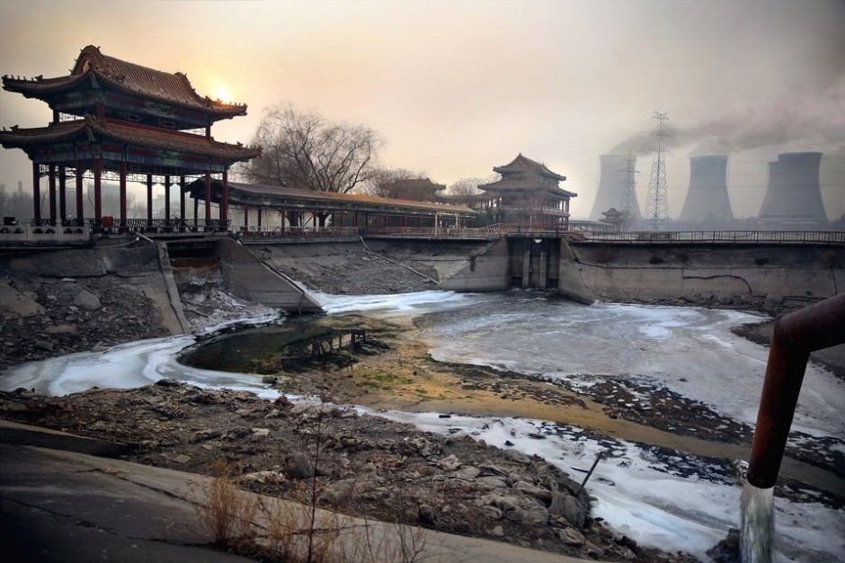 Souvid Datta ha documentando las consecuencias de la contaminación en China. Recorriendo aldeas cuyas tierras y ríos están contaminados por los metales pesados que desprenden las fábricas que los rodean.