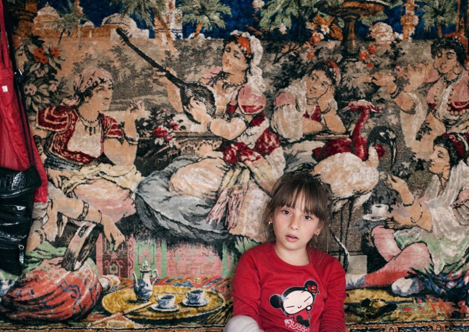 'Sabrina´s world' es el retrato íntimo de Sabrina, una niña romaní de 10 años que vive en un campamento gitano con sus abuelos en las afueras de Turín.