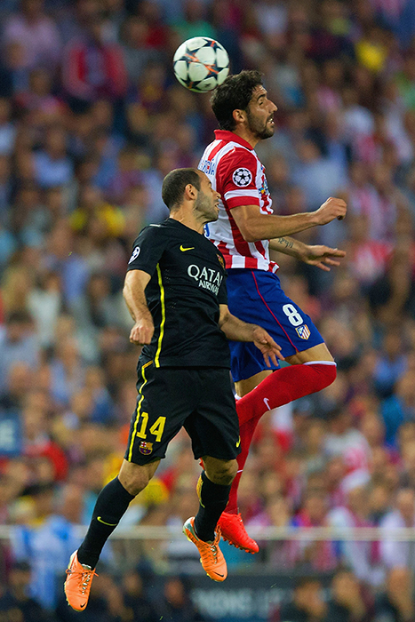 El jugador del Barcelona, Mascherano,  y Raúl García, durante los cuartos de final de la Liga de Campeones del 2014.
