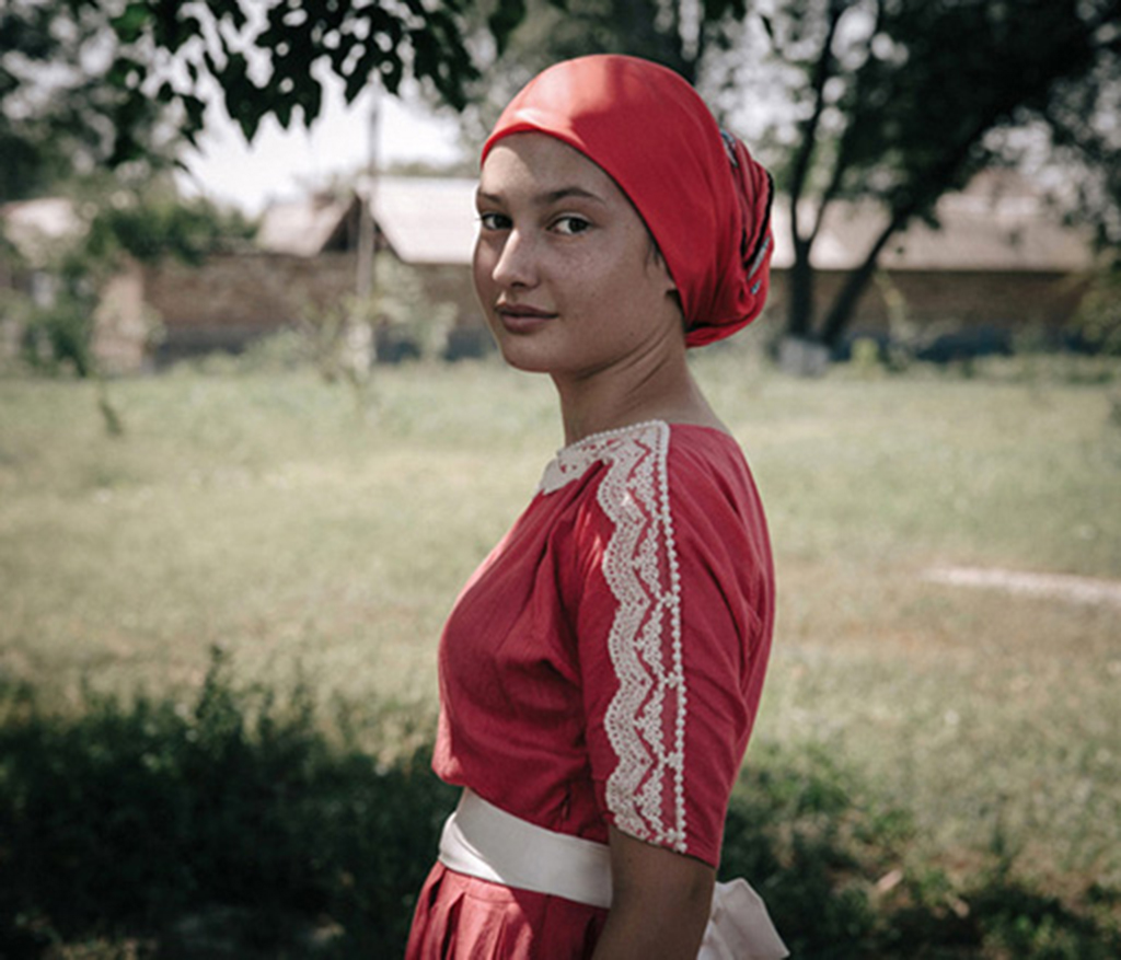 Diana Markosian es una fotógrafa documental cuya faena le ha llevado de las montañas del Cáucaso ruso, a la ruta de la seda en Tajkistan, hasta el remoto corredor de Wakhan en el norte de Afganistán, retratando sus paisajes y sus gentes.