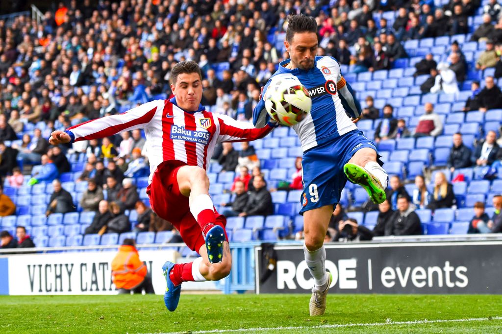 Sergio García, del RCD Espanyol, compite por el balón con José María Giménez, durante un partido el pasado 14 de marzo. (David Ramos.)