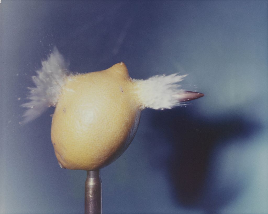 Bala atravesando un limón, c 1955 @ Harold Edgerton, MIT, 2015, cortesia de Palm Press, Inc.
