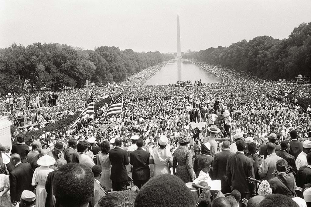 <p>La agitación de esos días desembocó, el 28 de agosto, en la gran Marcha sobre Washington, que reunió a casi medio. Allí pronunció su famosa frase: 'I have a dream'.</p>