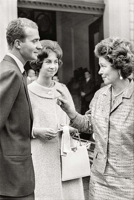 La reina Federica alecciona a su futuro yerno el día que se hizo público el compromiso de Lausana, 13 de septiembre de 1961.