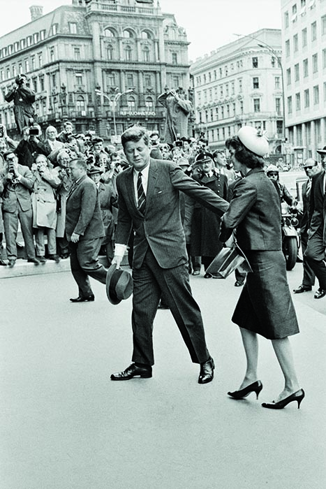 JFK y su mujer, Jacqueline, a las puertas de la catedral de Viena. 