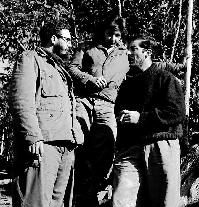 Fidel Castro y Raúl Castro charlan con Enrique Meneses en Sierra Maestra.