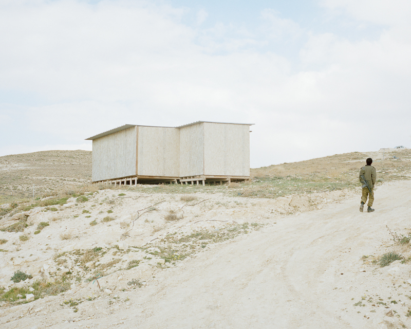 Un soldado vigila los alrededores del outpost de Maale Rehavam. A pesar de ser ilegal bajo la legislación israeli. este puesto de avanzada recibe protección inenterumpida por los militares israelíes.