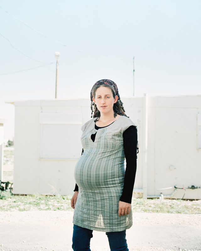 Gilat Frenkel vive con su marido en un parque de caravanas en el asentamiento de Nodkim. Cada día viaja a Jerusalem donde trabaja en una galeria de arte judio.