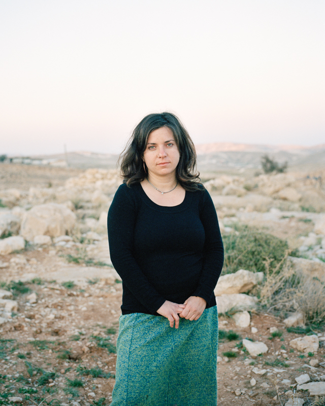 Rachel vive sola en su casa de Tekoa Dalet. Esta joven secular trbaja en un proyecto teatral con niños judios y palestinos.
