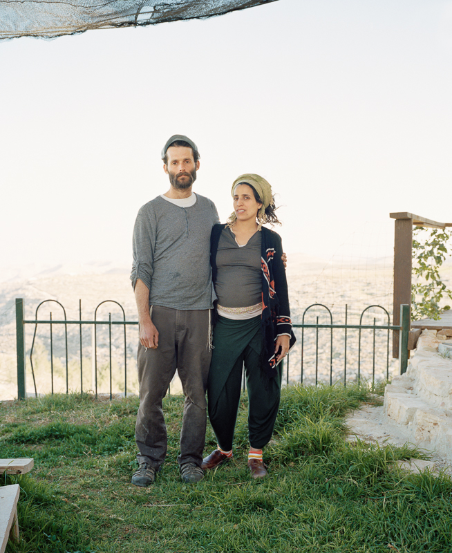 Yonatan y su mujer. Este joven ha abierto una cocina en Tekoa C, donde vende comida kosher para el Shabat.