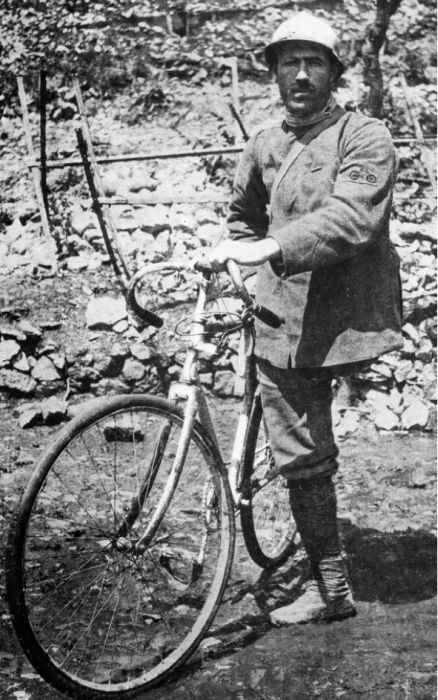 El ciclista Enrico Toti (1882-1916).