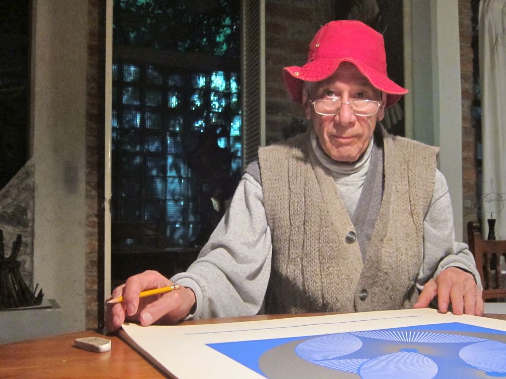 Ernesto Mallard firmando sus serigrafías, 2014.