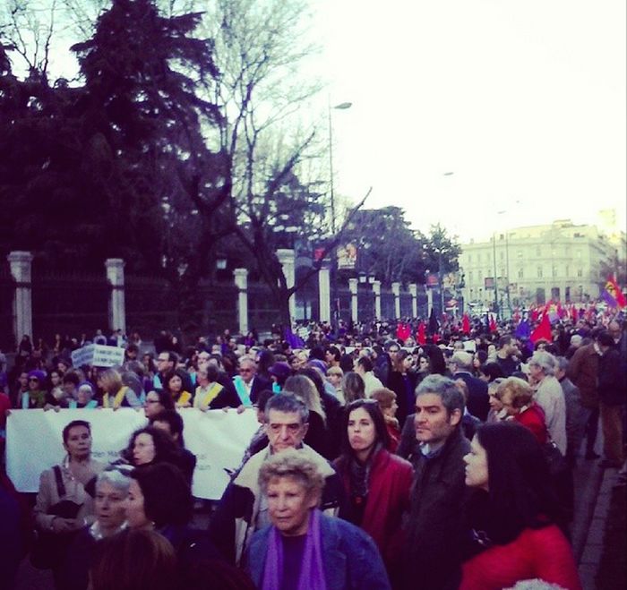 Una manifestación recorre la calle de Alcalá, Madrid.