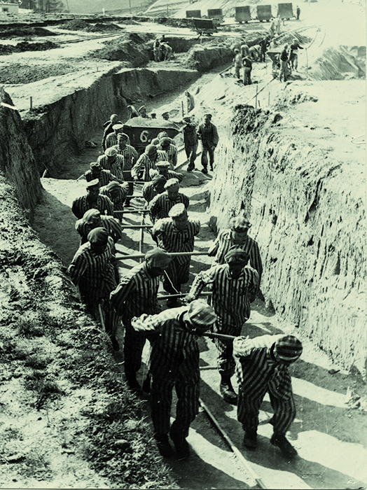 <p>Presos españoles arrastrando una vagoneta de tierra, foto presentada por Francisco Boix en los juicios de Dachau y Núremberg. [National Archives II, College Park, Maryland, Estados Unidos].</p>