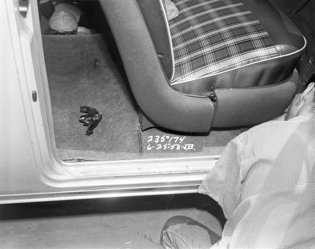 <p>Un revolver del calíbre 38 dentro del coche donde apareció muerto George Delbert Greenberg.</p>