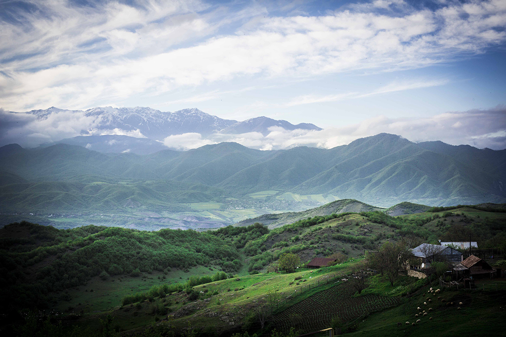 <p>Nagorno-Karabaj es un país basado en su mayoría en la agricultura y la ganadería. Los picos blanquecidos que se vislumbran son ya territorio Azerí, a tan solo unos 30 kilómetros de Drmbon.</p>