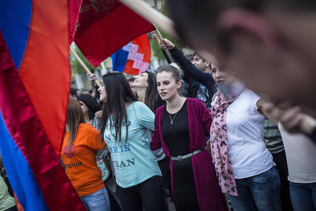 <p>Varios jóvenes bailan danzas populares en el acto de clausura del partido Federación Revolucionaria Armenia enarbolando banderas del país. Stepanakert.</p>