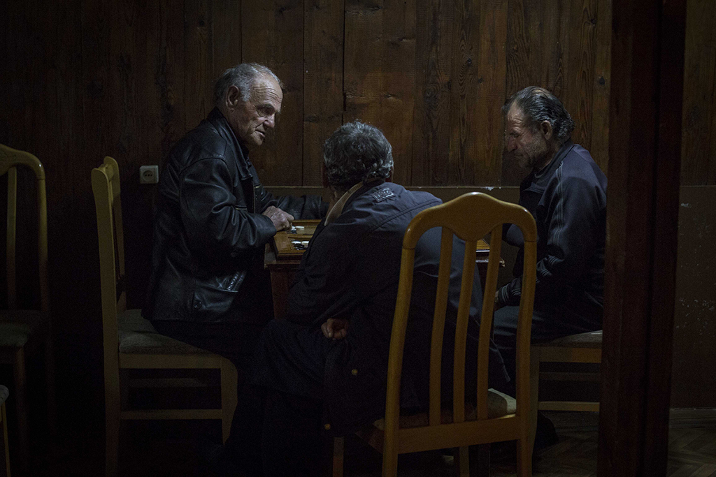 <p>Dos hombres juegan al backgamon mientras un tercero observa en un centro social de la capital, Stepanakert. </p>