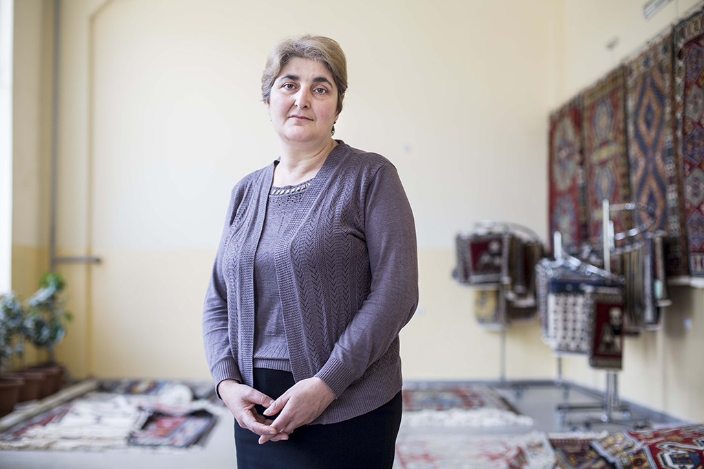 <p>Hasmik Mkhitaryan, 52 años, responsable técnica de la fábrica nacional de alfombras ,reabierta con el objetivo de recuperar una tradición milenaria perdida durante la guerra. Afirma que se quedará en Stepanakert mientras la gente la necesite: “Es mi deber como armenia”</p>