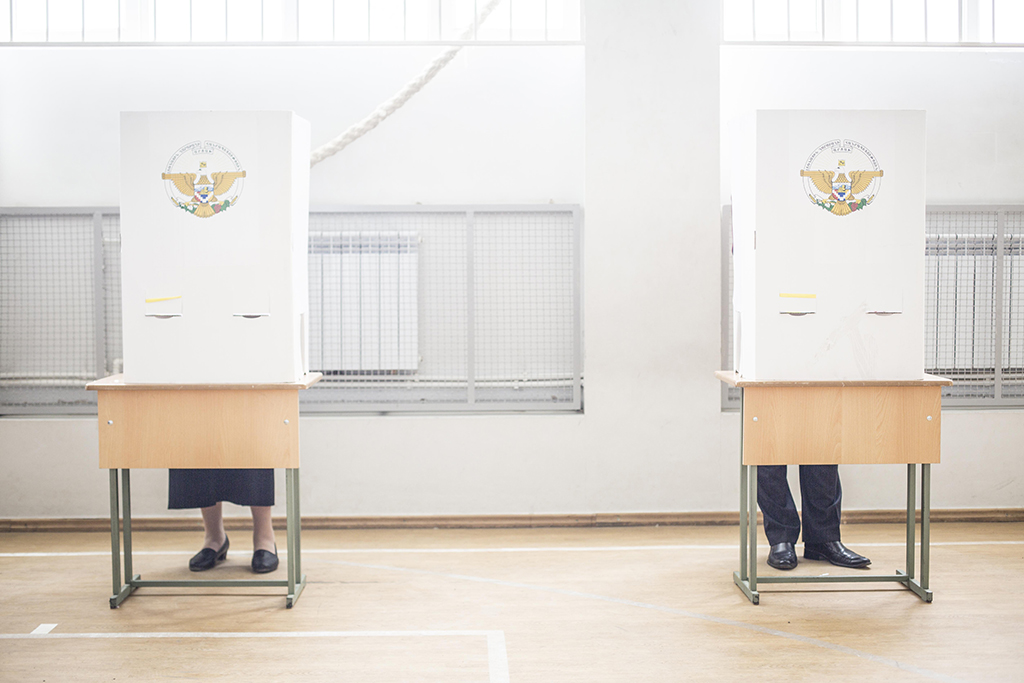 <p>Dos votantes de Stepanakert ejercen su derecho al voto en el mismo colegio electoral donde minutos después lo hará el presidente del país, Bako Sahakyan. Stepanakert . </p>