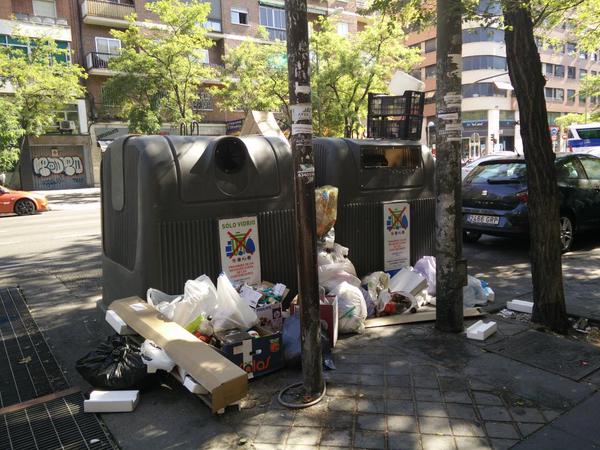 <p>Contenedores en la calle del Ferrocarril, en Madrid.</p>