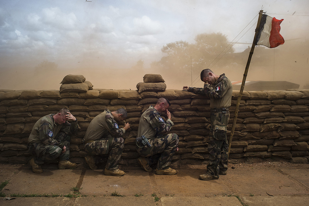 <p>Soldados franceses atrincherados mientras esperan a su comandante, en Bambari, República Centroafricana. © Edouard Elias / Getty Images Reportage. Premiado con el Premio de la Villa de Perpignan Rémi Ochlik 2015 </p>