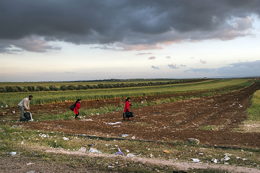 <p>Un hombre sirio y sus dos hijas después de haber entrado en Jordania por un paso fronterizo ilegal. 10 de abril de 2013. © Lynsey Addario for The New York Times / Getty Images Reportage.</p>