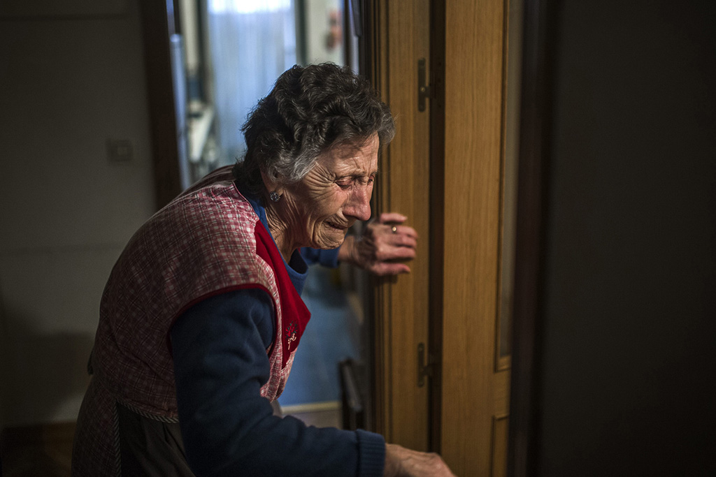 <p>Carmen Martínez Ayuso, de 85 años, en el momento en que va a ser desalojada de su casa por desahucio, después de que su hijo perdiese su trabajo y no pudiera hacer frente a la hipoteca. Madrid, 21 noviembre del 2014 © Andres Kudacki / AP.</p>