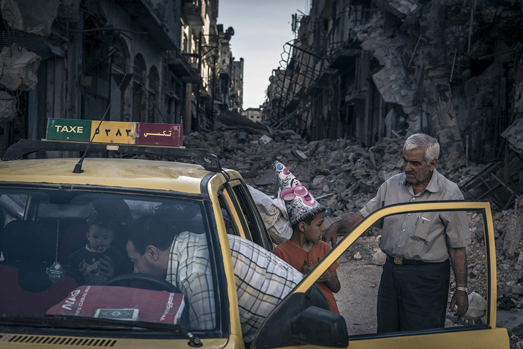 <p>Abu Hisham Abdel Karim y su familia, cargan sus pocas pertenencias en un taxi en el distrito de Khalidiya, Homs, Siria, 15 de junio de 2014 © Sergey Ponomarev para The New YorkTimes</p>
<p><em><strong><br /></strong></em></p>