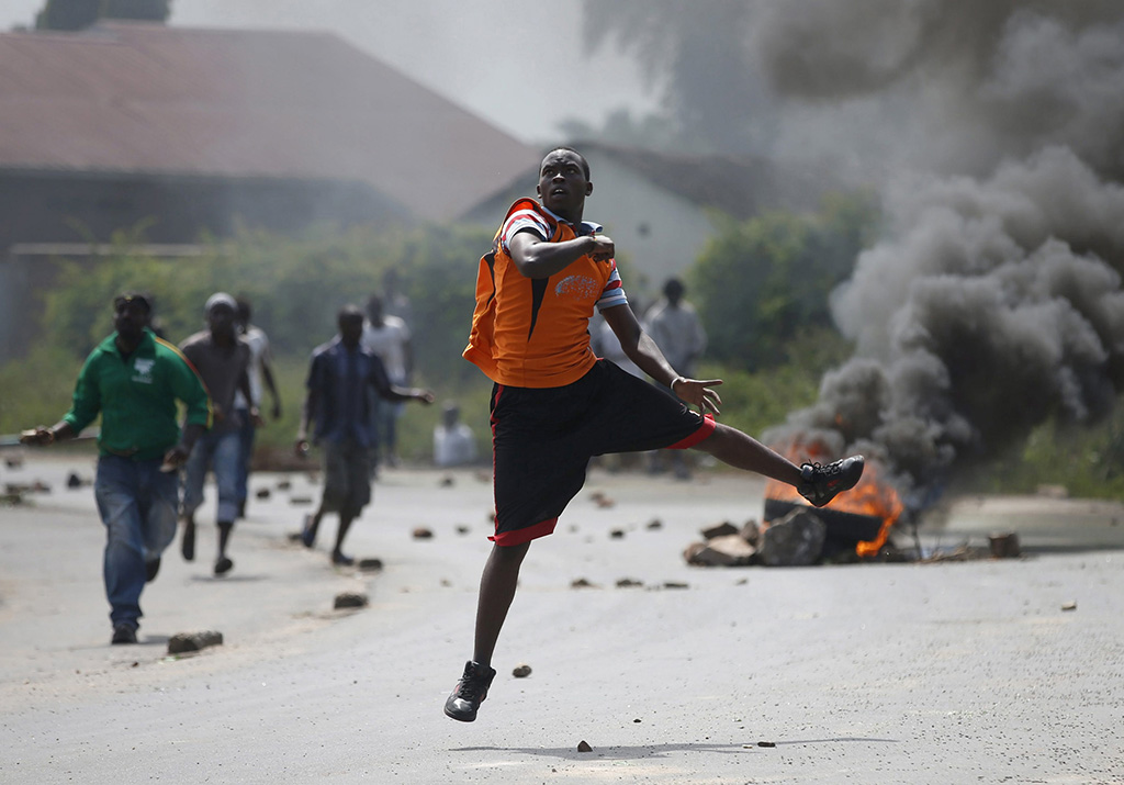 <p>Protestas en contra del presidente Pierre Nkurunziza en vísperas de la elecciones. Bujumbura, Burundi, 21 de mayo de 2015. © Goran Tomasevic / Reuters.</p>