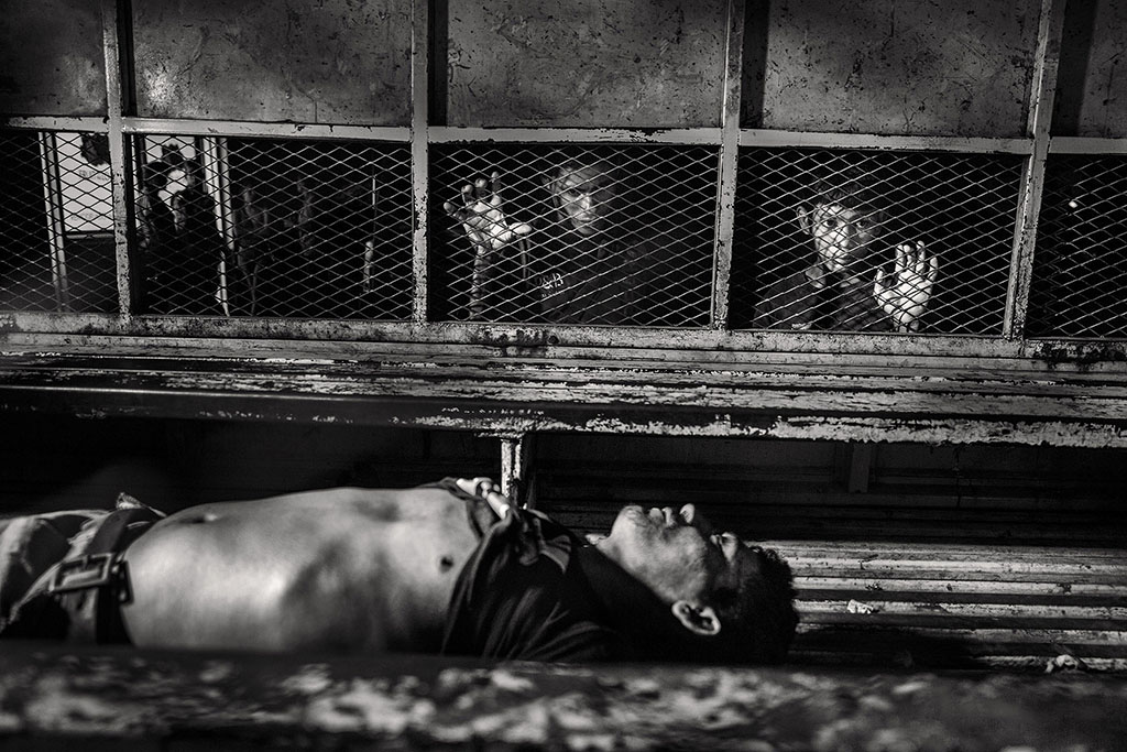 <p>Marero muerto por asfixia en la prisión de San Pedro Sula, yace en la morgue del Hospital Mario Catarino Rivas. San Pedro Sula, Honduras, agosto de 2014.© Javier Arcenillas, Premio Getty Images de fotografía documental 2015.</p>