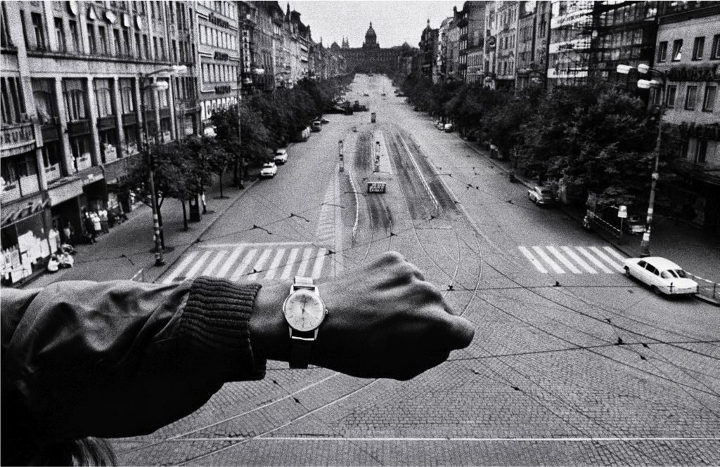 <p><strong>República Checa</strong>. Praga, agosto 1968. Las tropas del Pacto de Varsovia invaden Praga <strong>© </strong>Josef Koudelka / Magnum Photos.</p>