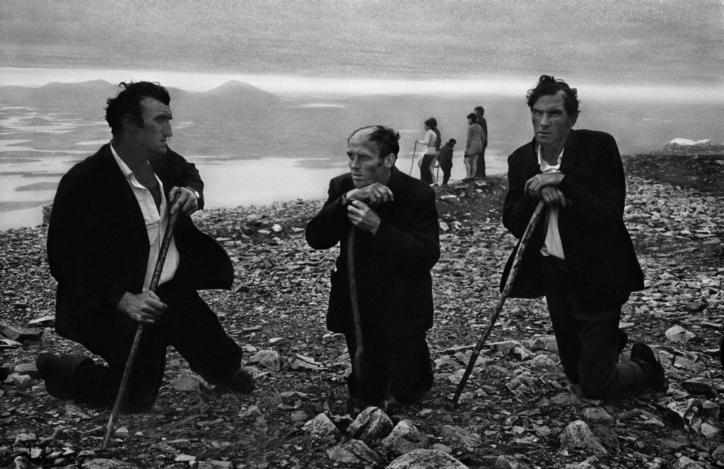 <p><strong>Irlanda</strong>. Gitanos en peregrinación a Croagh Patrick . 1972 <strong>© </strong>Josef Koudelka / Magnum Photos.</p>
