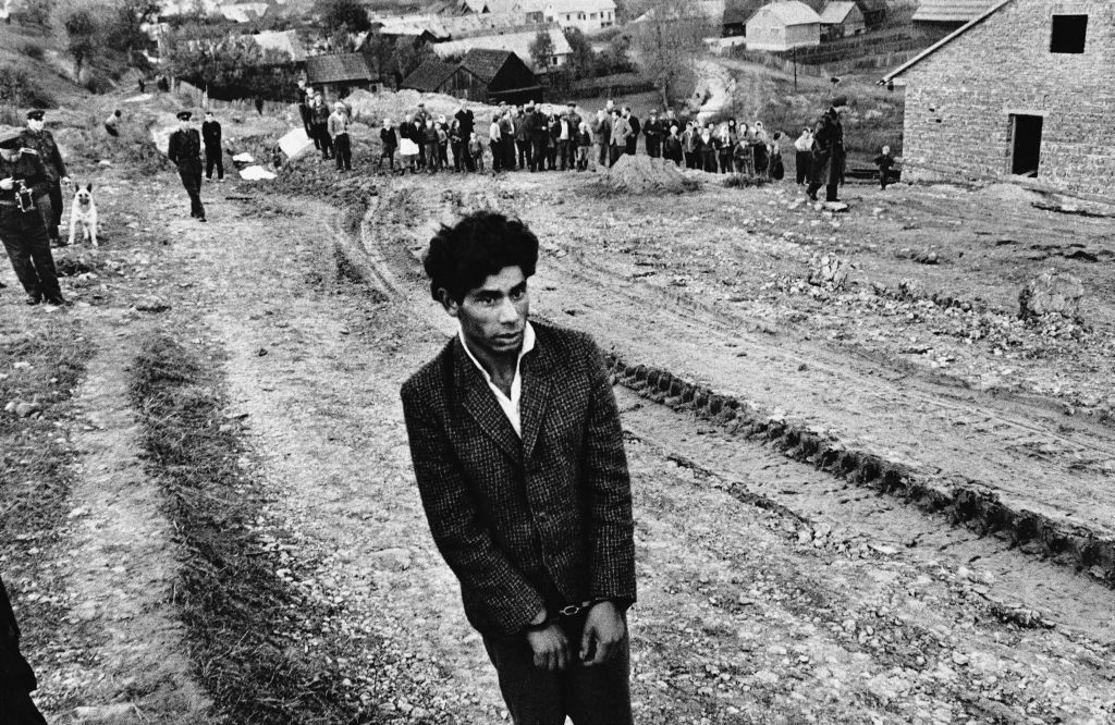<p><strong>República Checa</strong>. Slovakia. Jarabina. 1963. Reconstrucción of a homicidio. En primer planoo un joven gitano sospechoso de ser culpable <strong>© </strong>Josef Koudelka / Magnum Photos.</p>