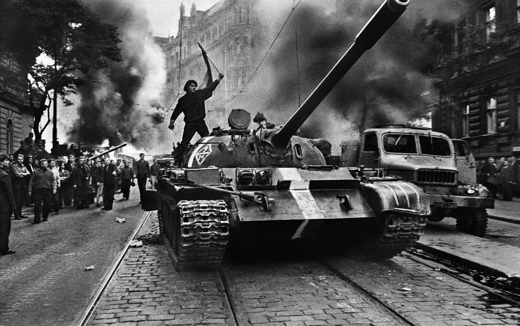 <p><strong>República Checa</strong>. Praga, agosto, 1968. Tanques del Pacto de Varsovia invaden Praga <strong>© </strong>Josef Koudelka / Magnum Photos.</p>