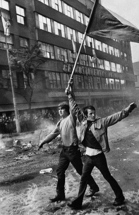<p><strong>República Checa</strong>. Praga, agosto 1968. Invasión por las tropas de Pacto de Varsovia. Cerca de la estación central de radio. <strong>© </strong>Josef Koudelka / Magnum Photos.</p>