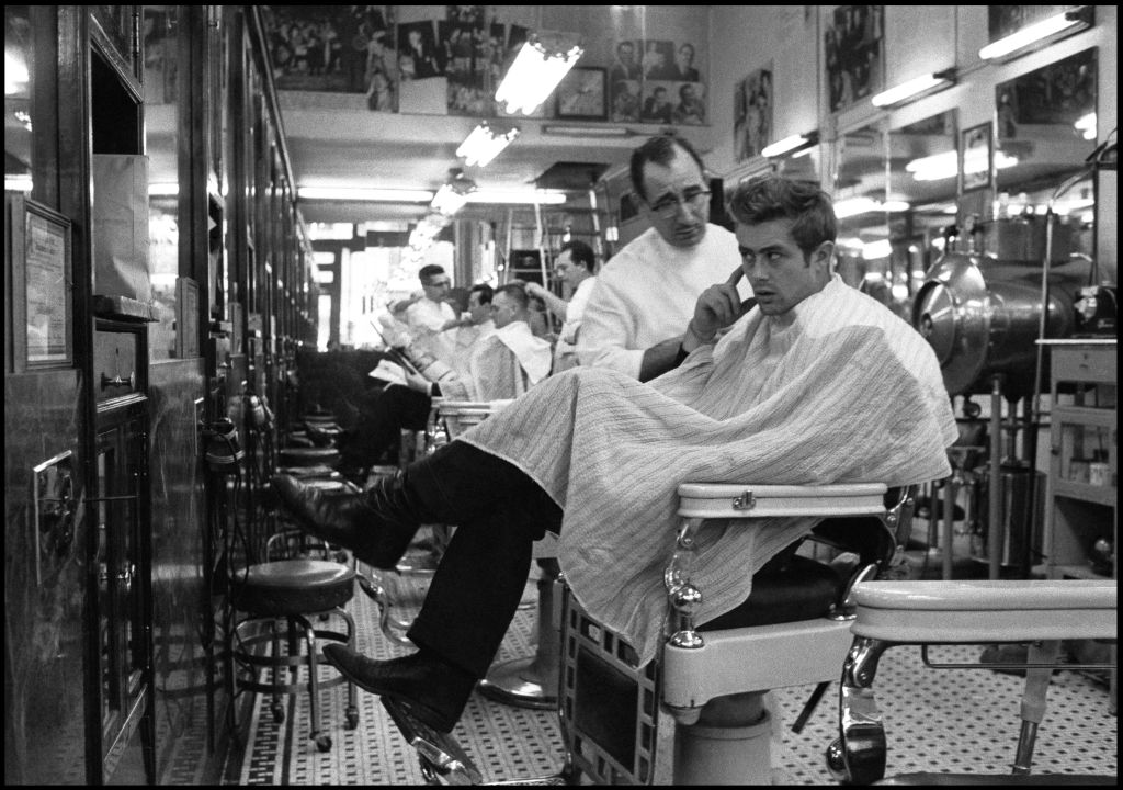 <p>James Dean en una barbería de Nueva York. Febrero, 1955.</p>