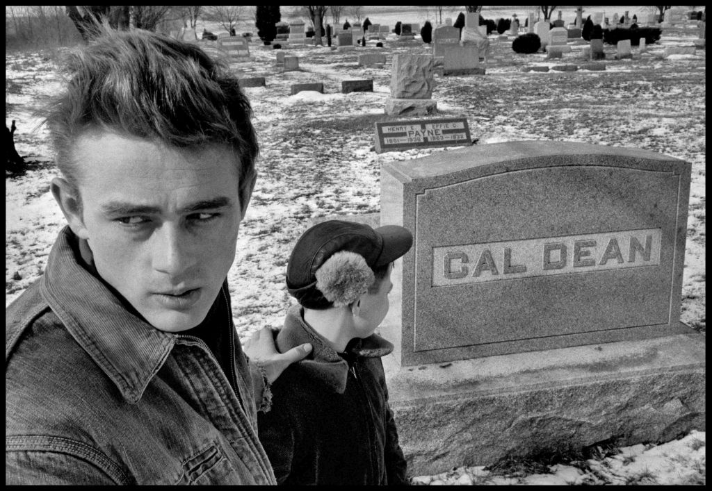 <p>James Dean  y su primo Markie visitando la tumba de su bisabuelo, Cal Dean. Cal era el nombre del protagonista de <em>Al este del Edén</em>. Fairmount, febrero de 1955.</p>