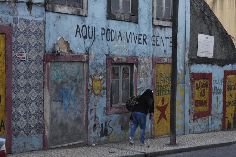 <p>Fachada de uno de los cientos de edificios abandonados en la capital lusa.</p>