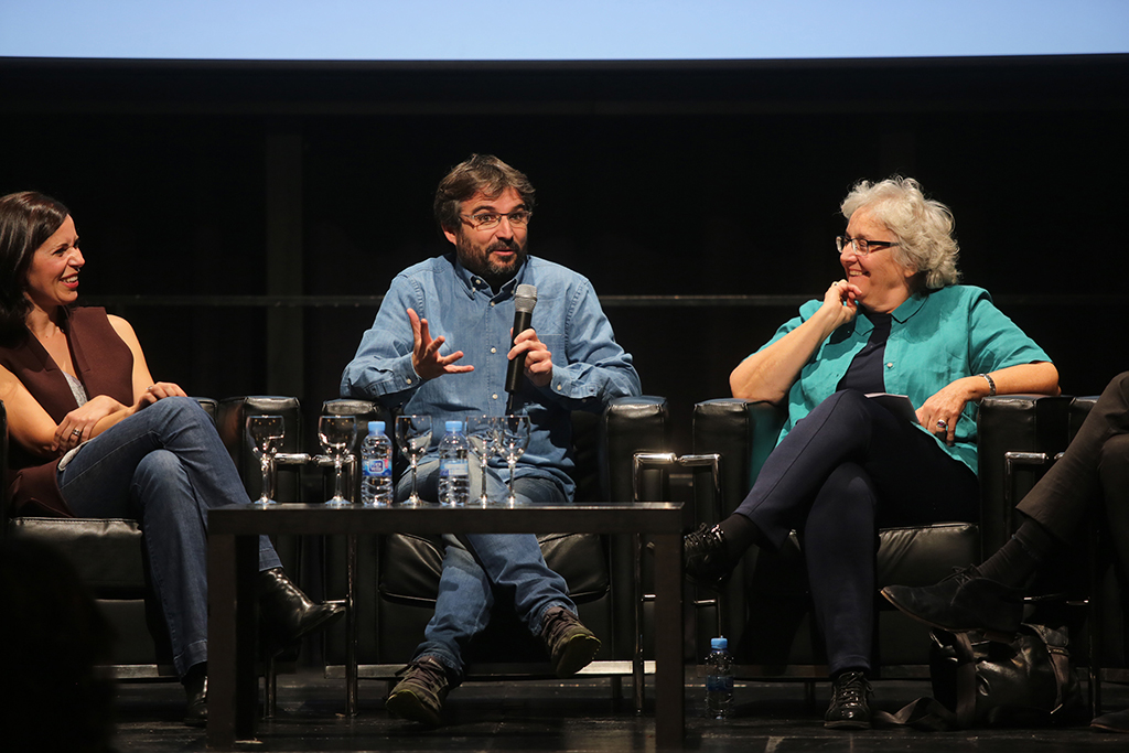 <p>Ángeles Caballero (izq), Jordi Évole y Soledad Gallego en un momento del debate sobre el periodismo como servicio público.</p>
