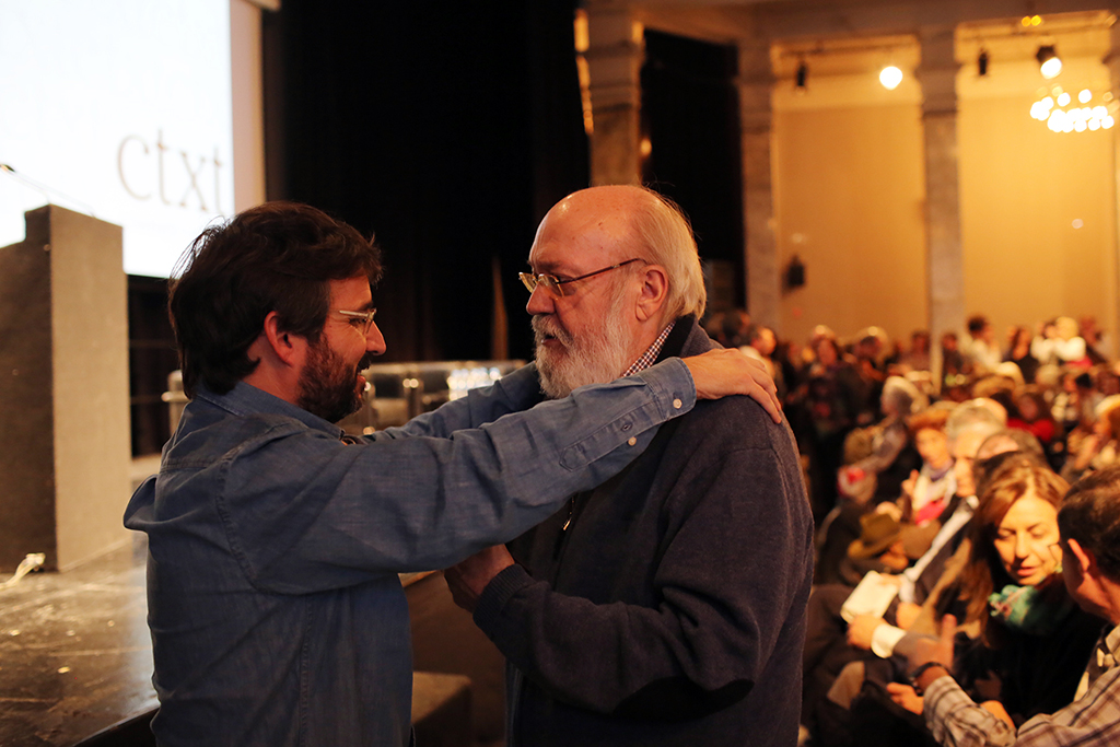 <p>El periodista Jordi Évole saluda a José Luis Cuerda, cineasta, poco antes de que comenzara el acto de presentación.</p>