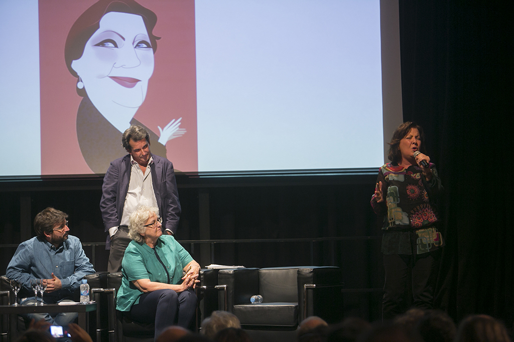 <p>Jordi Évole (izq), Soledad Gallego y Miguel Mora durante la intervención de Carmen Linares (dcha), cantaora de flamenco, caricaturizada en la pantalla por Luis Grañena.</p>