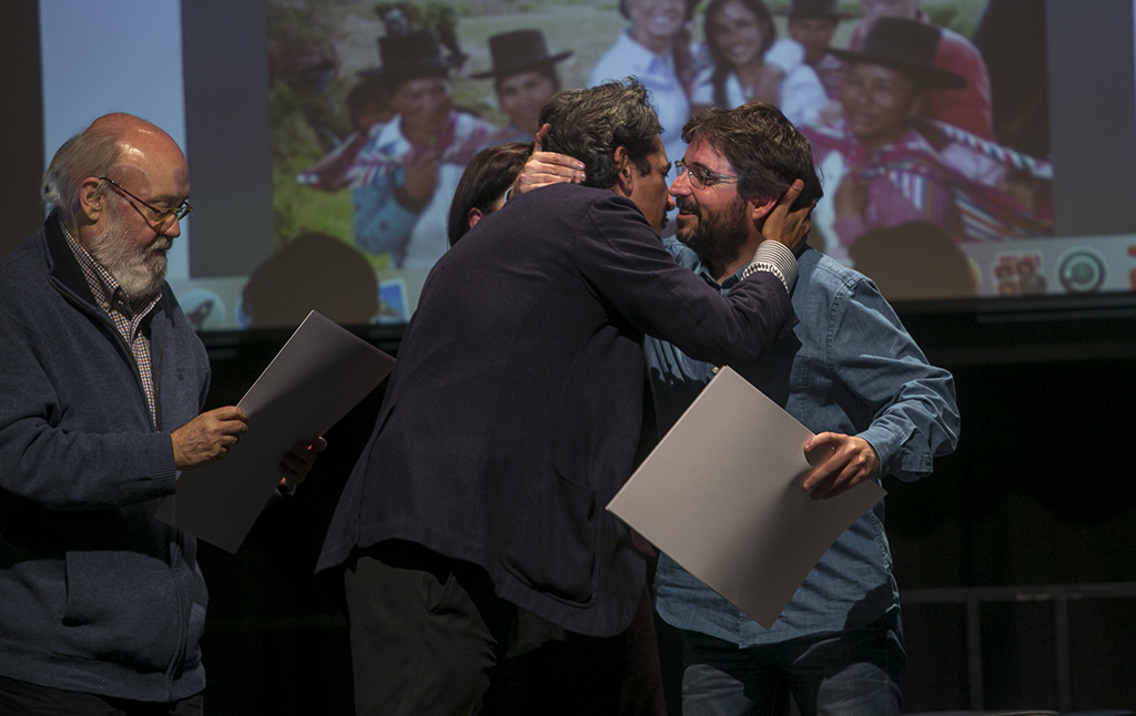 <p>José Luis Cuerda (dcha), Miguel Mora y Jordi Évole al finalizar el debate.</p>