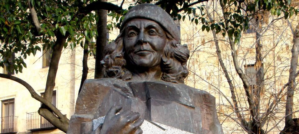 <p>Estatua de Carmen Martín Gaite, en la salmantina plaza de los Bandos.</p>